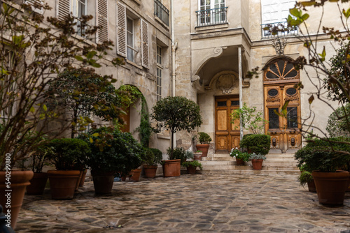 Fototapeta Naklejka Na Ścianę i Meble -  An old courtyard in the center of Paris.