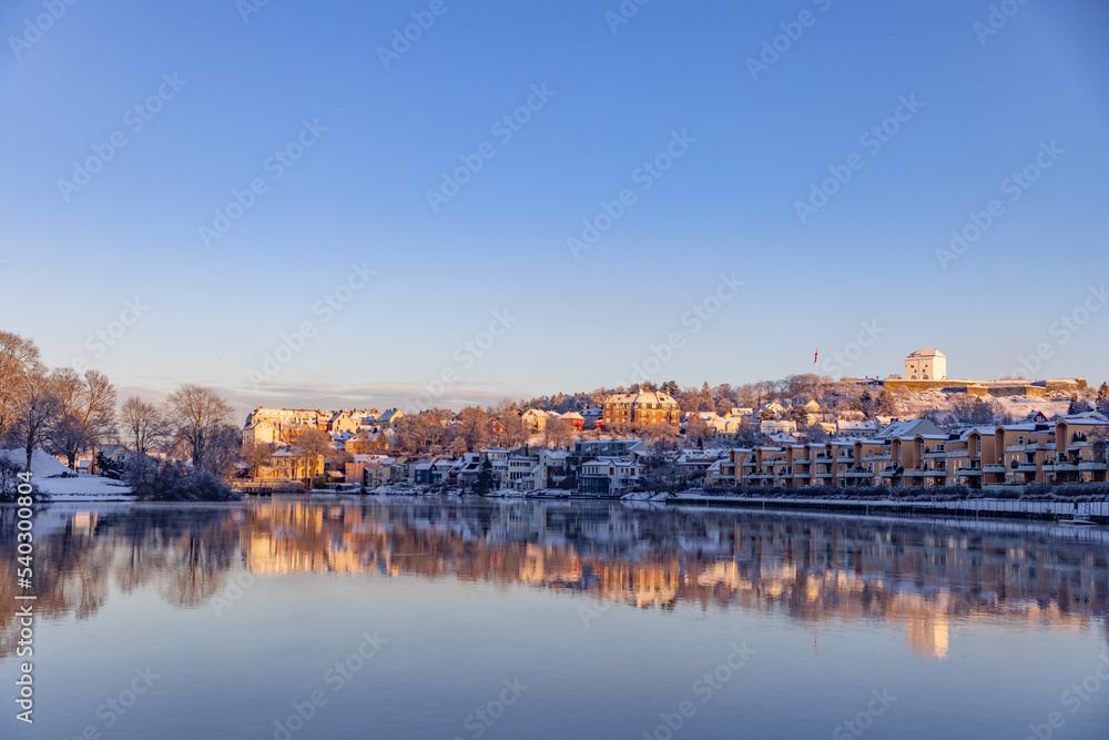 Obraz premium Walking along the Nidelven (river) on a cold winter's day in Trondheim city, Trøndelag, Norway