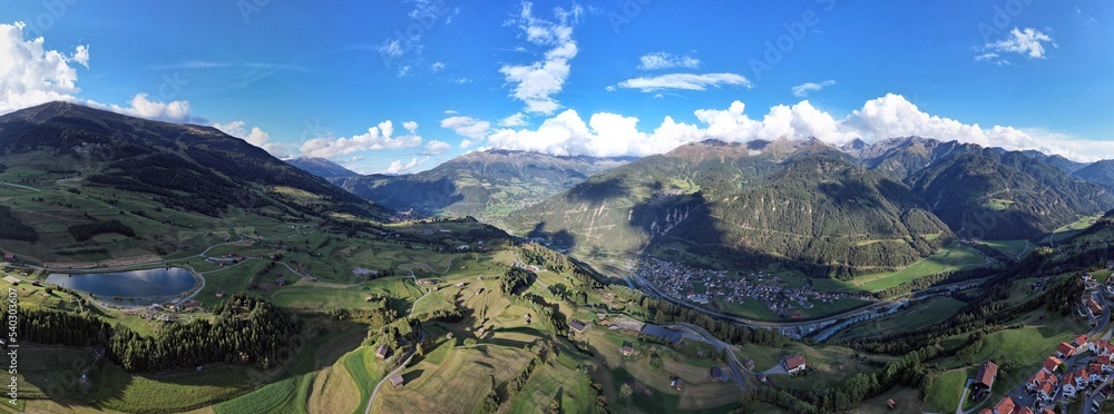 Alpenpanorama mit Blick auf Ladis, Tirol 2022
