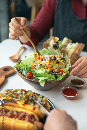 Wallpaper Mural person eating salad
샐러드를 먹는 사람 Torontodigital.ca