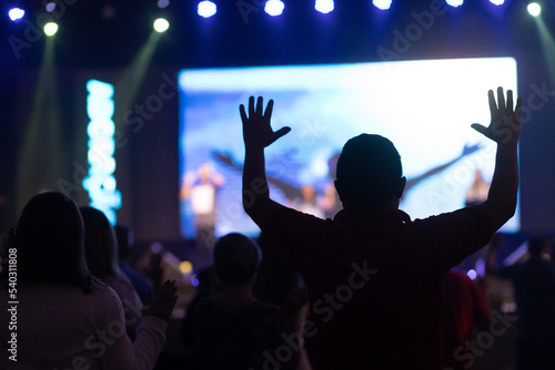 silhueta de braço de homem em adoração na igreja