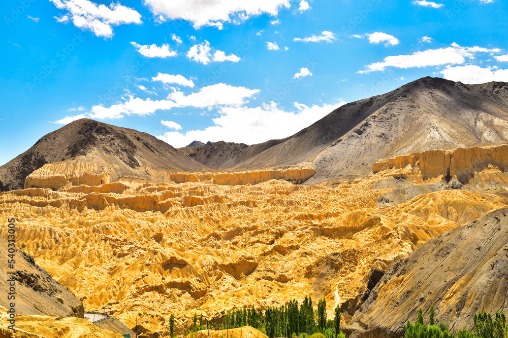 Fototapeta premium インド最北の秘境、ラダック地方の村ラマユル近郊の絶景