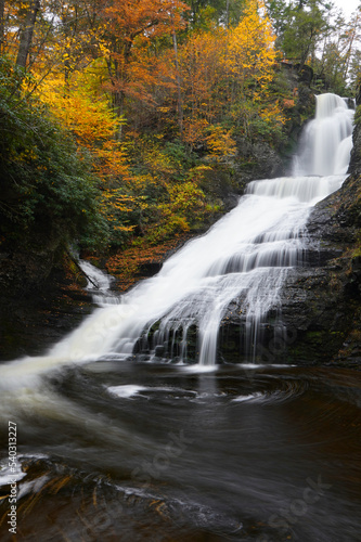 Fototapeta Naklejka Na Ścianę i Meble -  Fall foliage around Dingmans Falls in Pennsylvania