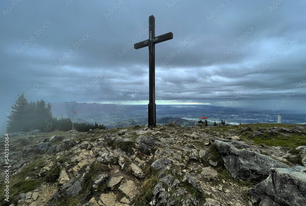 Gipfelkreuz der Hochries mit Wolkenschwaden, Alpen, Chiemgau, Bayern, Deutschland