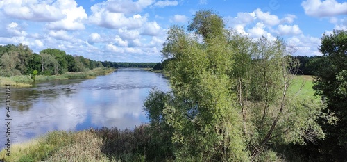 Rzeka w blasku słońca. © WalDec