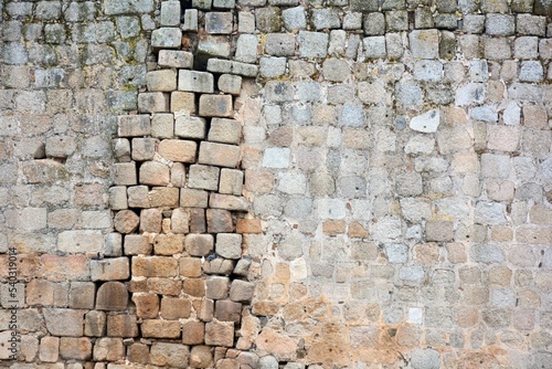 Muro antiguo reparado con grandes piedras