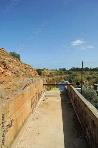 Canalisation de la source de la rivière Almyros près de Gazi en Crète