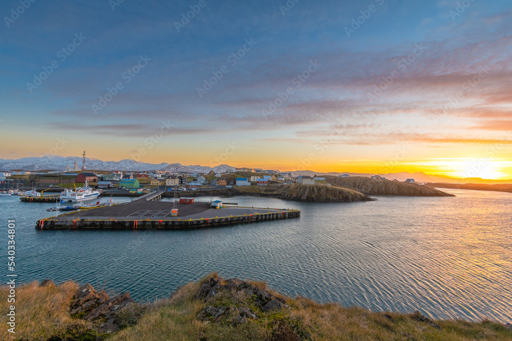 ein Abend in der Hafen Kleinstadt Stykkishólmur  mit Nordlichtern  auf der Halbinsel Snæfellsnes