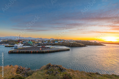 ein Abend in der Hafen Kleinstadt Stykkishólmur mit Nordlichtern auf der Halbinsel Snæfellsnes