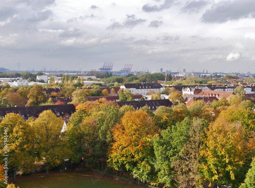 Blick vom Energiebunker auf Hamburg im Herbst