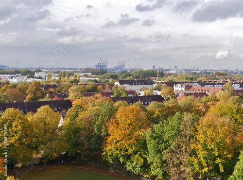 Blick vom Energiebunker auf Hamburg im Herbst