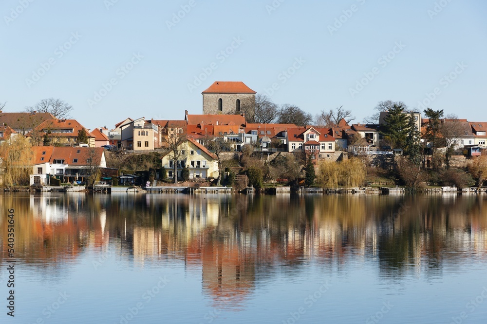Strausberg ist eine Stadt im Landkreis Märkisch-Oderland. Sie liegt im Ballungsraum von Berlin. Blick von Jenseits des Sees. Strausberg ist eine Stadt im Landkreis Märkisch-Oderland. Sie liegt im Ballungsraum von Berlin. Blick von Jenseits des Sees.