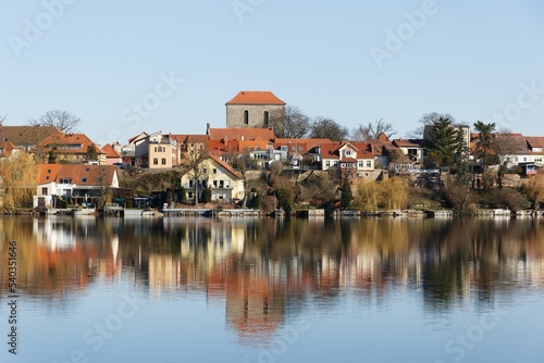 Strausberg ist eine Stadt im Landkreis Märkisch-Oderland. Sie liegt im Ballungsraum von Berlin. Blick von Jenseits des Sees.