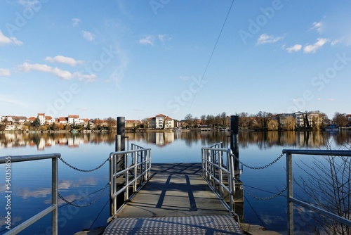 Strausberg ist eine Stadt im Landkreis Märkisch-Oderland. Sie liegt im Ballungsraum von Berlin. Blick von Jenseits des Sees.