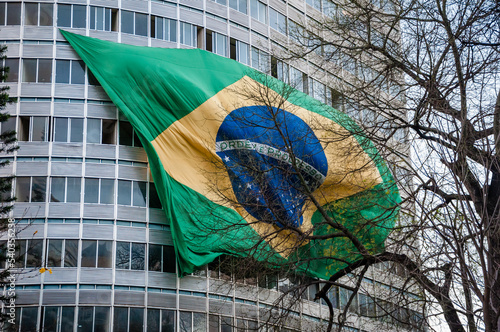 a bandeira do Brasil tremulando do alto de um prédio photo