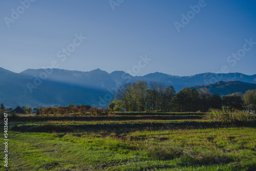 安曇郡白馬村から眺める、雄大な秋の北アルプスの連峰 鑓ヶ岳 白馬岳