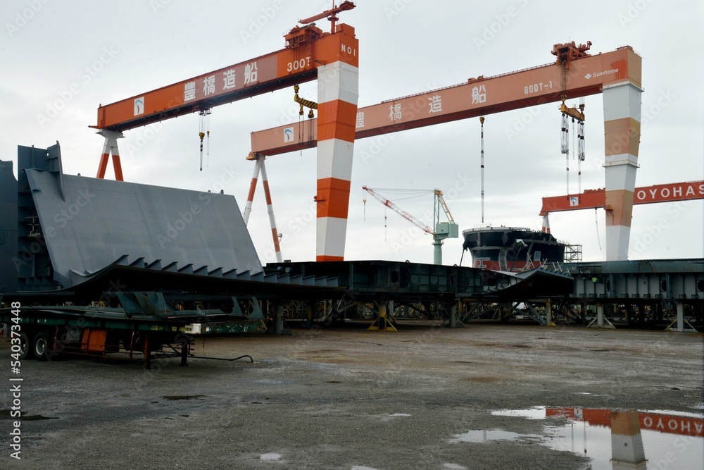 造船所で建造中の貨物船。