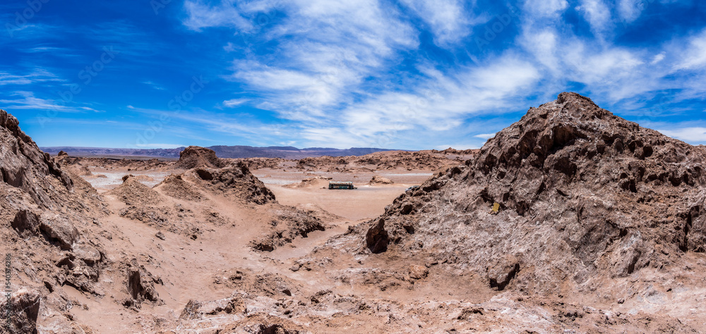 famoso autobus abadndonado en el desierto de atacama bajo un hermoso cielo azul con nubes blancas