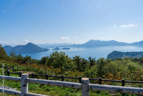 北海道の景勝地・サイロ展望台からの洞爺湖-フェンス越しの湖