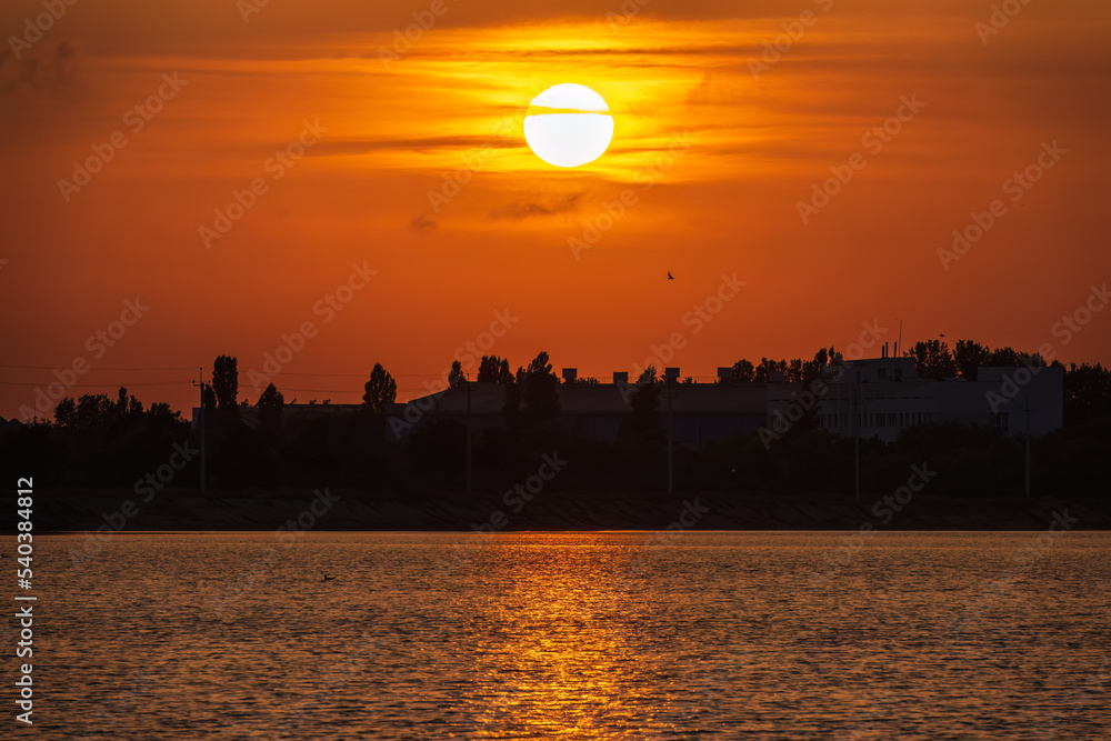 Fototapeta premium The sun goes down over a lake