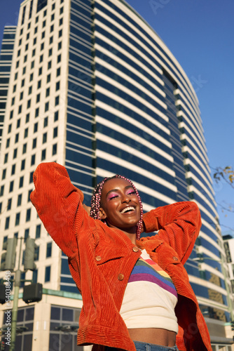 Foto Portrait of young non-conforming with braids smiling in the city