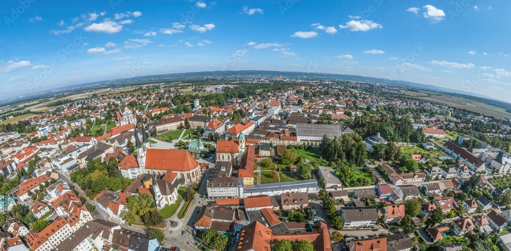 Naklejka premium Ausblick auf den Wallfahrtsort Altötting in Oberbayern