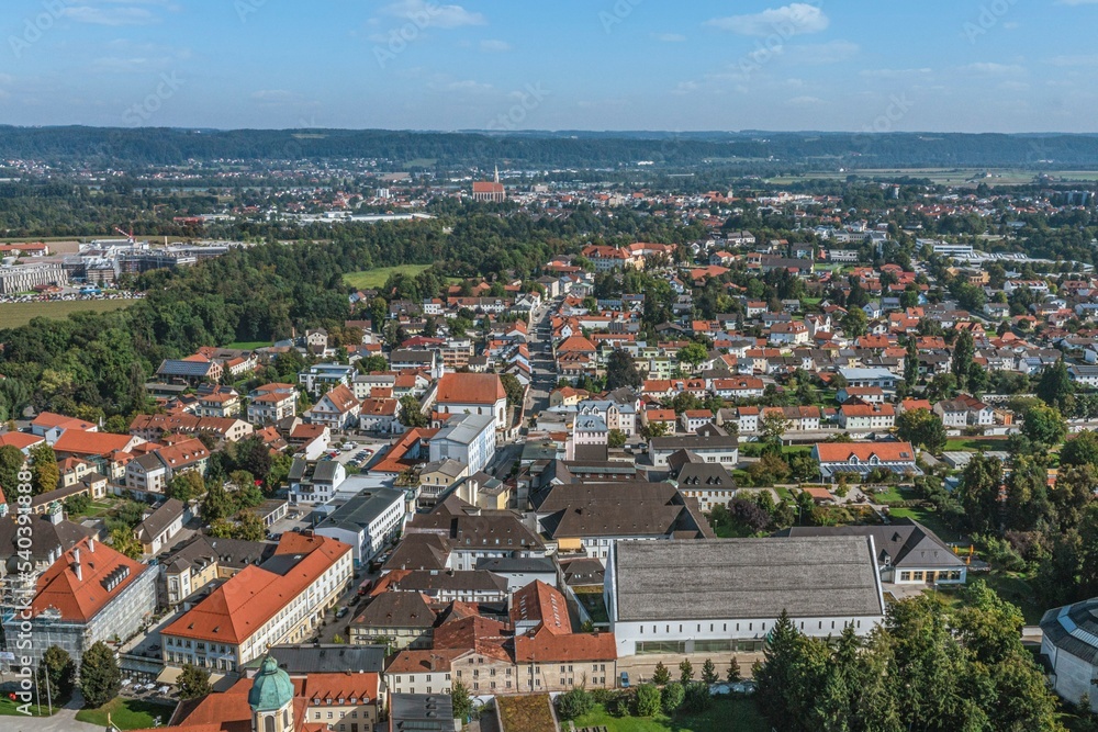 Die Stadt Altötting in der Oberbayerischen Region Inn-Salzach im Luftbild - obrazy, fototapety, plakaty 