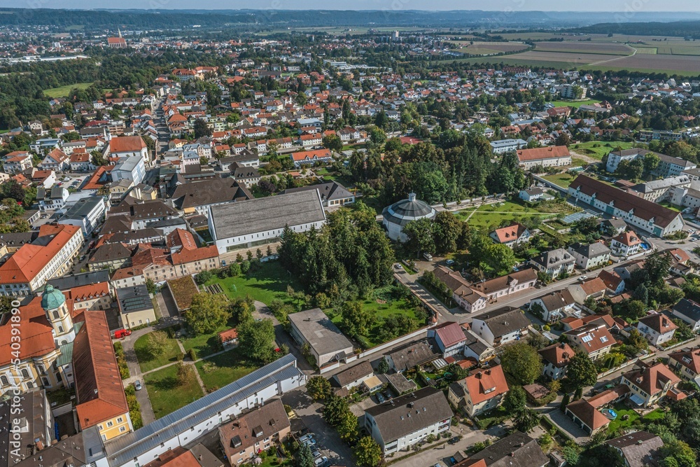 Die Stadt Altötting in der Oberbayerischen Region Inn-Salzach im Luftbild
