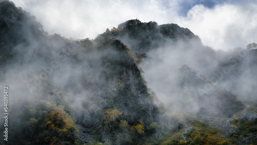 ガスに覆われる穂高の山々 © Keiichi Wakui