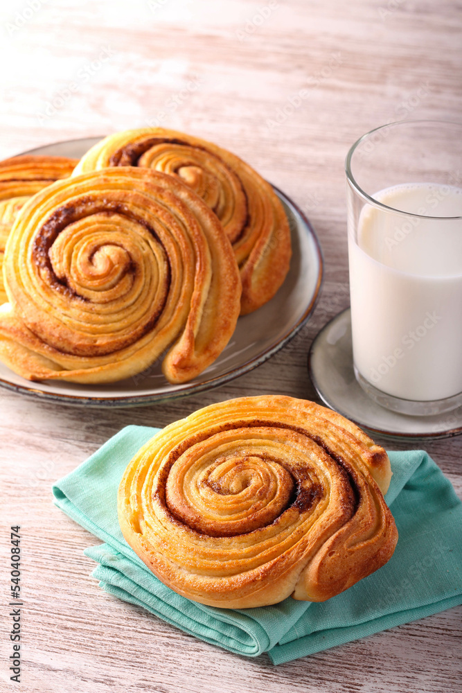 Fototapeta premium Crispy cinnamon thin rolls, served