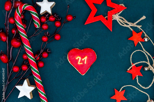 leckeres Plätzchen mit einer Zahl (21) auf weihnachtlichen dunklen Hintergrund