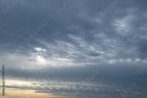 Fototapeta Naklejka Na Ścianę i Meble -  lever de soleil sur ciel gris