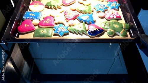 frisch gebackene Plätzchen werden aus dem Backofen geholt	