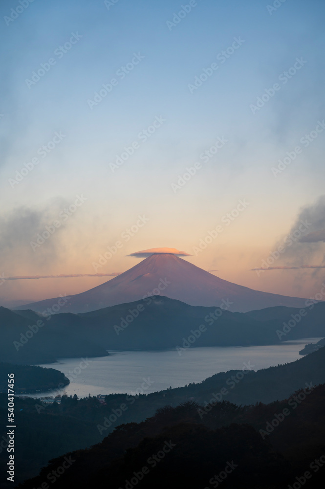 朝焼けの笠雲富士山（タテ）