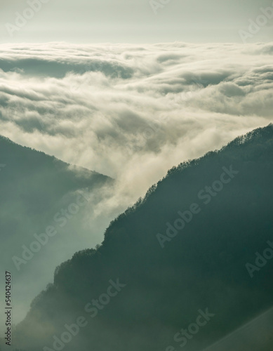 La vallée de l'Albarine dans les nuages depuis Évosges, Ain, France