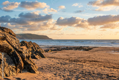 Foto Stunning Summer sunset landscape image of Widemouth Bay in Devon England with go