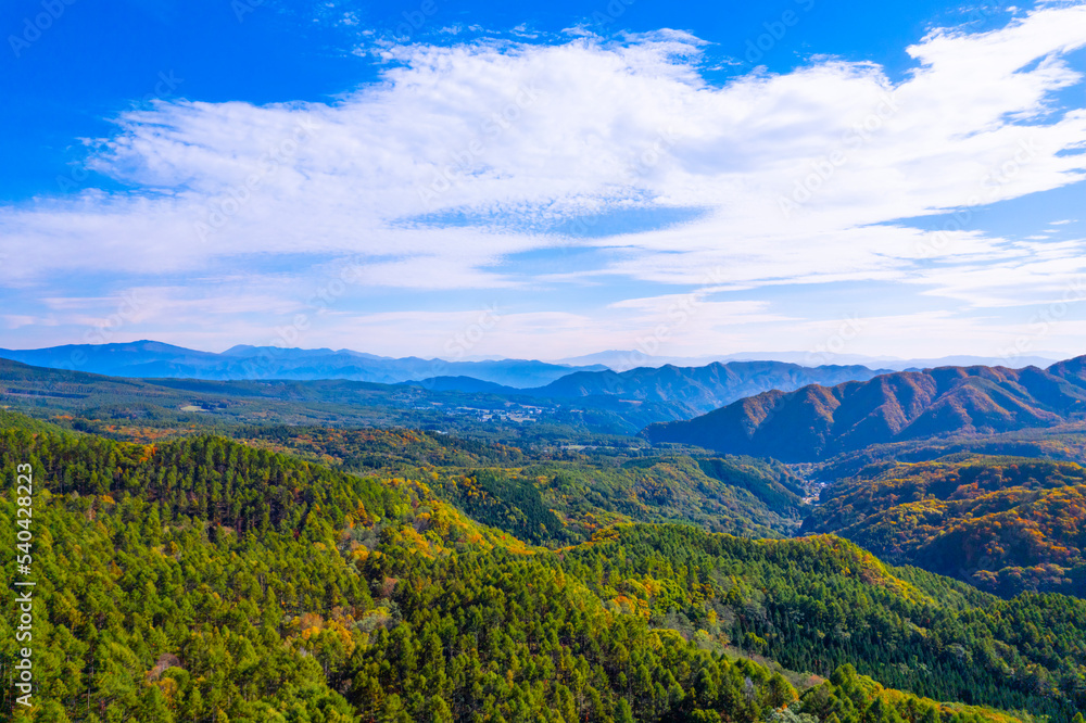 Naklejka premium 紅葉の美しい秋の戸隠連峰と鏡池の鏡面のドローン空撮