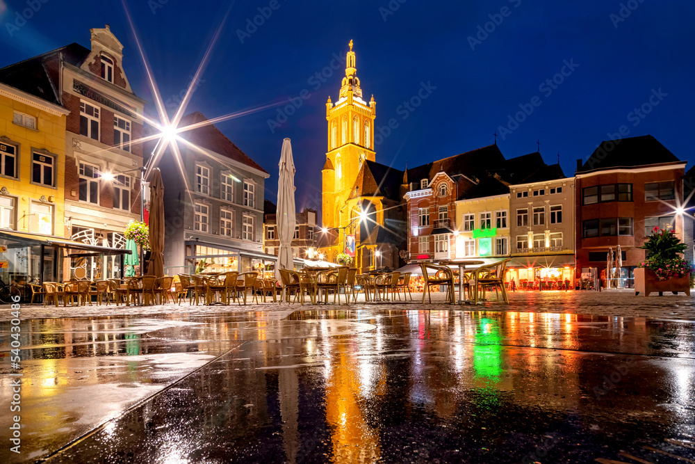 Fototapeta premium Market square of Roermond at Night, Netherlands. Marktplatz Roermond