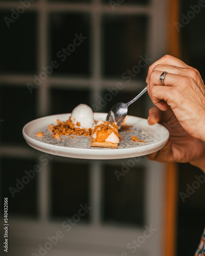 Quadro em tela une main de femme mange une boule de glace