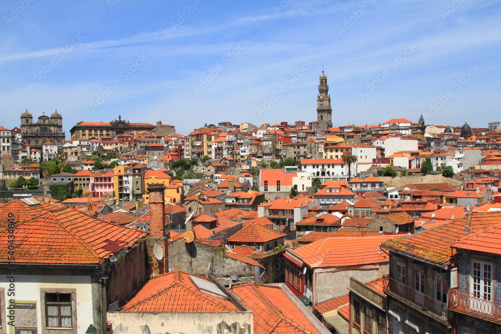 Vista de la ciudad de Oporto. Al fondo se puede distinguir la famosa,Torre de los Clérigos. Portugal