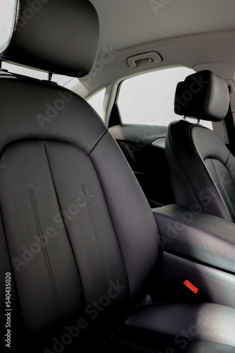 Interior de automóvil gama premium  © Rooselvet