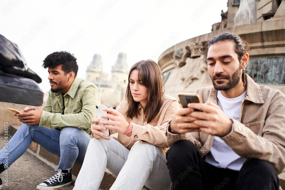 Obraz premium Individualist people chatting with smart phone ignoring each other using Mobile. Individualist friends Technology addicts. High quality photo