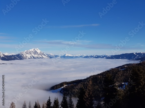 Wintertal in den Wolken