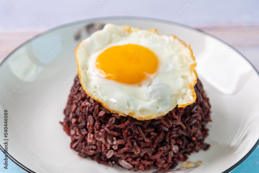 Fried egg served with riceberry.