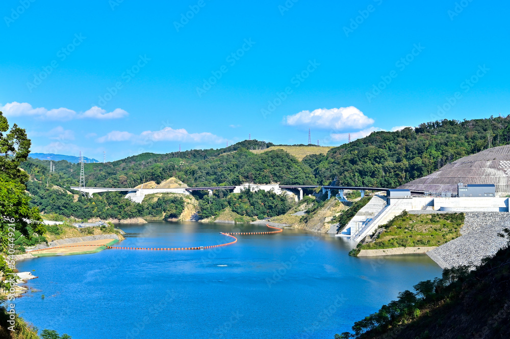 青空背景の安威川ダム