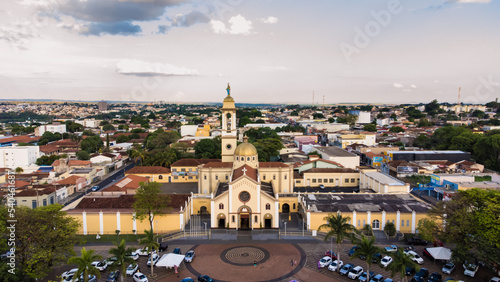 Igreja da Abadia, em Uberaba, Minas Gerais, Brasil, em uma tarde de missa com toda a praça lotada de carros