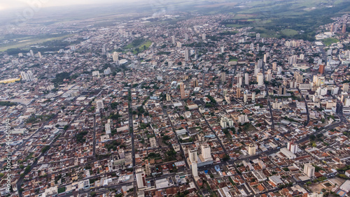 Vista aérea de uma cidade a 500mts de altura em um fim de tarde qualquer