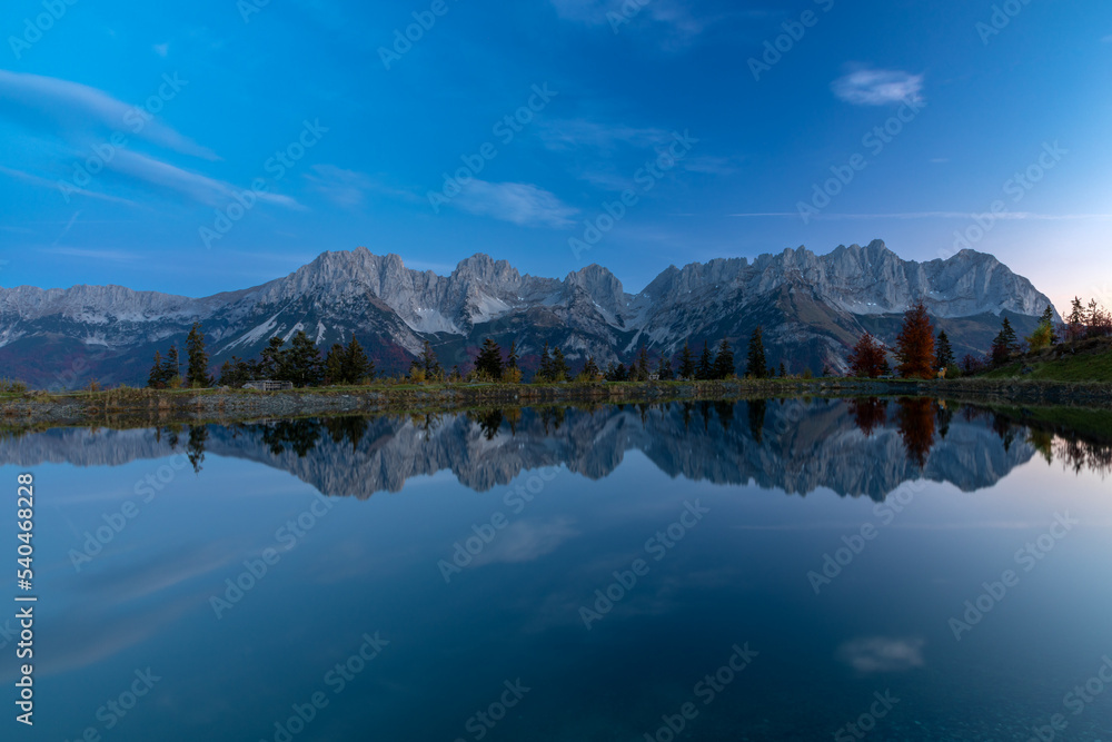 Wilder Kaiser gespiegelt im Astbergsee am frühen Morgen, Going, Tirol, Österreich