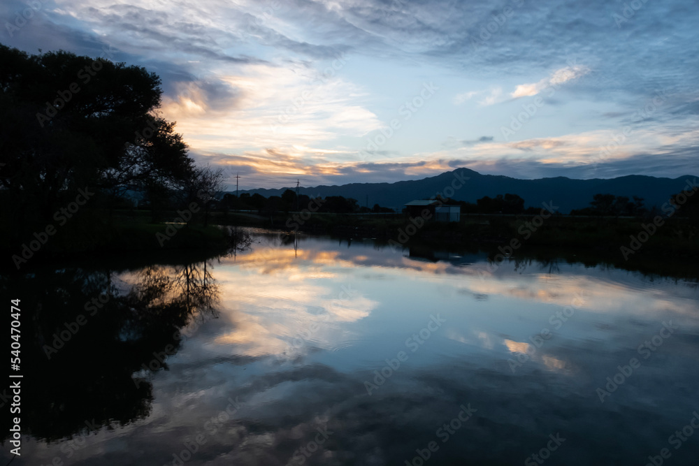 湖面に映える湖の夕暮れ　滋賀県草津市