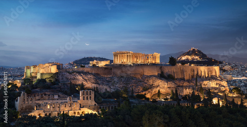 Panorama Ateny z Akropolu wzgórzem, Grecja. Słynny stary Akropol jest najważniejszym zabytkiem Aten. Krajobraz miasta Ateny z klasycznymi greckimi ruinami. Malowniczy widok na pozostałości starożytnych Aten.